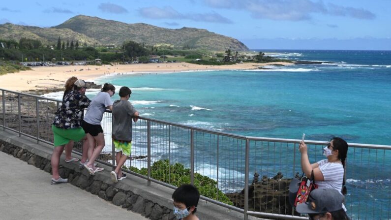 La gente mira hacia Sandy Beach, en la costa sur de Oahu, Hawái, el 22 de febrero de 2022. (Daniel Slim/AFP vía Getty Images)