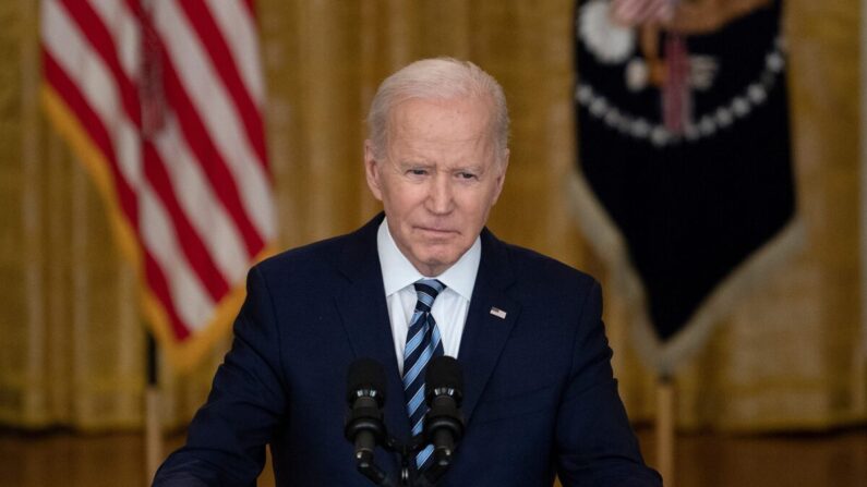 El presidente de Estados Unidos, Joe Biden, hace una declaración desde la Sala Este de la Casa Blanca sobre la invasión rusa de Ucrania en Washington, el 24 de febrero de 2022. (Brendan Smialowski/AFP vía Getty Images)