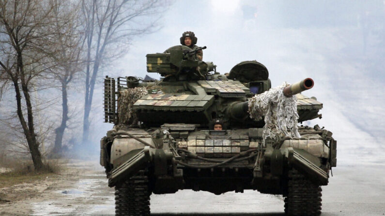 Militares ucranianos se dirigen en tanques hacia la línea del frente con las fuerzas rusas en la región de Lugansk, Ucrania, el 25 de febrero de 2022. (Anatolii Stepanov/AFP vía Getty Images)
