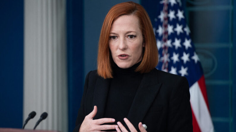 La secretaria de prensa de la Casa Blanca, Jen Psaki, ofrece una rueda de prensa en la Sala de Prensa Brady de la Casa Blanca, en Washington, el 25 de febrero de 2022. (Paul Loeb/AFP vía Getty Images)