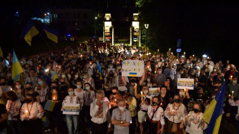 Miembros de la comunidad ucraniana protestan contra la guerra y en apoyo a Ucrania en el Memorial Ucraniano en Curitiba, estado de Paraná, Brasil, el 25 de febrero de 2022. (NELSON ALMEIDA/AFP vía Getty Images)