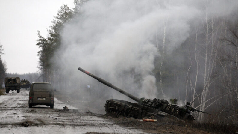 El humo se eleva desde un tanque ruso destruido por las fuerzas ucranianas en el lado de una carretera en la región de Lugansk, Ucrania, el 26 de febrero de 2022. (Anatolii Stepanov/AFP vía Getty Images)