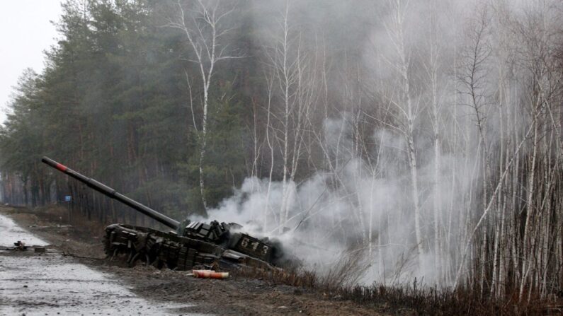 El humo se eleva desde un tanque ruso destruido por las fuerzas ucranianas en el lado de una carretera en la región de Lugansk el 26 de febrero de 2022. (Anatolii Stepanov / AFP vía Getty Images)