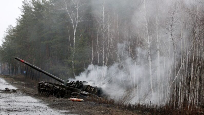 El humo sale de un tanque ruso destruido por las fuerzas armadas ucranianas al costado de una carretera en la región de Lugansk el 26 de febrero de 2022. (Anatolii Stepanov / AFP vía Getty Images)