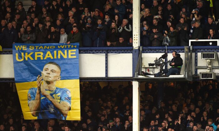 Una pancarta que dice "Apoyamos a Ucrania" se muestra durante el partido de fútbol de la Premier League inglesa entre Everton y Manchester City en Goodison Park, Liverpool, noroeste de Inglaterra, el 26 de febrero de 2022. (OLI SCARFF/AFP a través de Getty Images)
