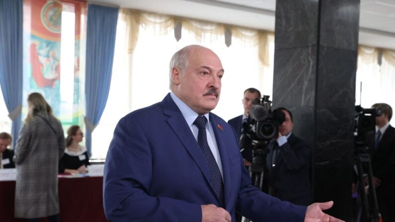 El presidente de Bielorrusia, Alexander Lukashenko, habla con los medios de comunicación en Minsk el 27 de febrero de 2022. (SERGEI SHELEG/BELTA/AFP via Getty Images)