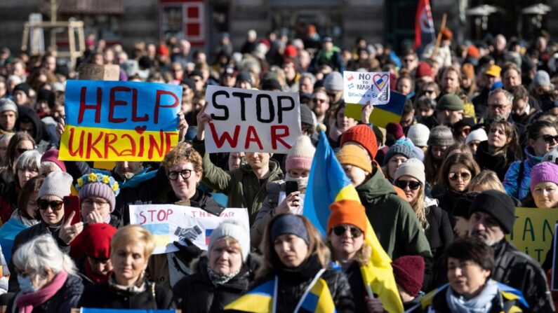 Unas 1000 personas se reúnen el 27 de febrero de 2022 en Mollevangstorget, en Malmo, Suecia, para mostrar su apoyo a Ucrania tras la invasión rusa. (JOHAN NILSSON/TT News Agency/AFP vía Getty Images)