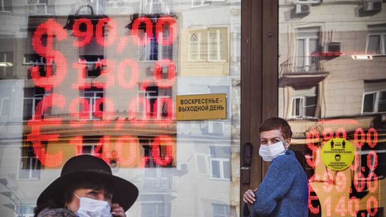 La gente pasa por delante de una oficina de cambio de moneda en el centro de Moscú el 28 de febrero de 2022. (Alexander Nemenov/AFP vía Getty Images)
