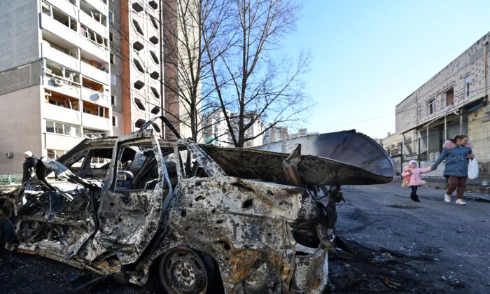 Vista del coche destruido por un reciente bombardeo en las afueras de Kiev el 28 de febrero de 2022. (Genya Savilov//AFP vía Getty Images)