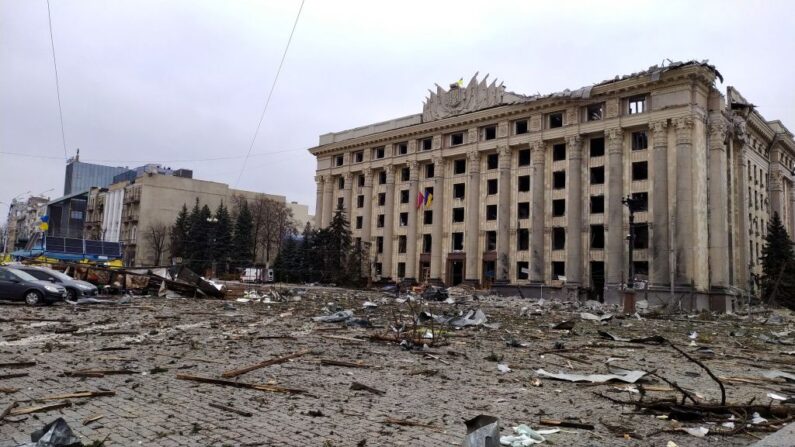 Esta vista general muestra el dañado ayuntamiento de Járkov el 1 de marzo de 2022, destruido como consecuencia de los bombardeos de las tropas rusas. La plaza central de la segunda ciudad de Ucrania, Járkov, fue bombardeada por el avance de las fuerzas rusas, que alcanzaron el edificio de la administración local, dijo el gobernador regional Oleg Sinegubov. Járkov, una ciudad mayoritariamente rusófona cercana a la frontera rusa, tiene una población de unos 1,4 millones de habitantes. (SERGEY BOBOK/AFP vía Getty Images)