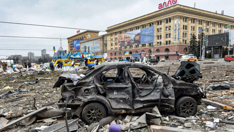 La plaza frente al dañado ayuntamiento de Kharkiv el 1 de marzo de 2022. (Sergey Bobok/AFP vía Getty Images)