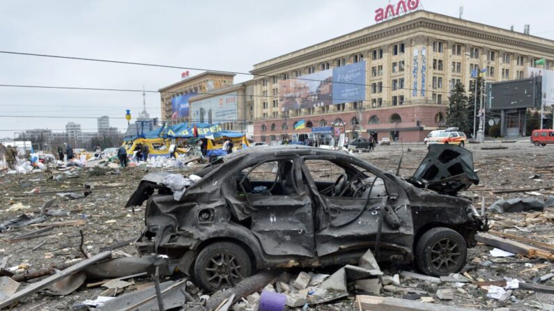 La plaza frente al ayuntamiento dañado de Kharkiv el 1 de marzo de 2022. (Sergey Bobok/AFP vía Getty Images)