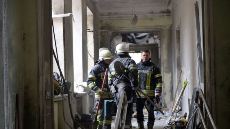 El personal de emergencia trabaja en la ciudad de Kharkiv el 1 de marzo de 2022, afectada por los bombardeos de las tropas rusas. (Sergey Bobok / AFP a través de Getty Images)