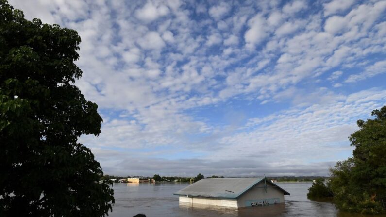 Cobertizo inundado a orillas del río Clarence desbordado en Grafton, a unos 130 km de la ciudad de Lismore, en Nueva Gales del Sur, el 1 de marzo de 2022. (SAEED KHAN/AFP a través de Getty Images)