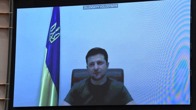 El presidente de Ucrania, Volodymyr Zelensky, aparece en una pantalla mientras habla en una videoconferencia durante una sesión plenaria especial del Parlamento Europeo centrada en la invasión rusa de Ucrania en la sede de la UE en Bruselas, el 1 de marzo de 2022. (John Thys/AFP vía Imágenes falsas)