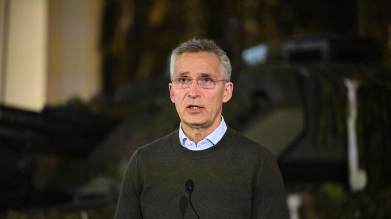 Jens Stoltenberg, secretario general de la OTAN, habla durante una conferencia de prensa conjunta con la Primera Ministra de Estonia, Kaja Kallas y el Primer Ministro británico Boris Johnson (no en la foto) en la Base Militar de Tapa el 1 de marzo de 2022 en Tallin, Estonia.(Leon Neal/Getty Images)