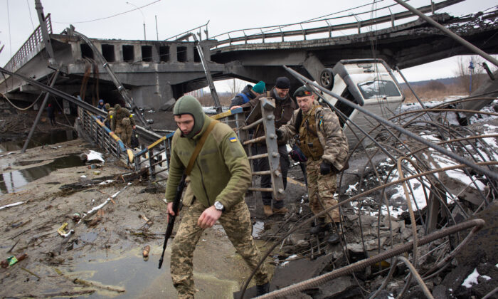 Militar ucraniano cruza el puente destruido en Irpin, Ucrania, el 1 de marzo de 2022. (Anastasia Vlasova/Getty Images)