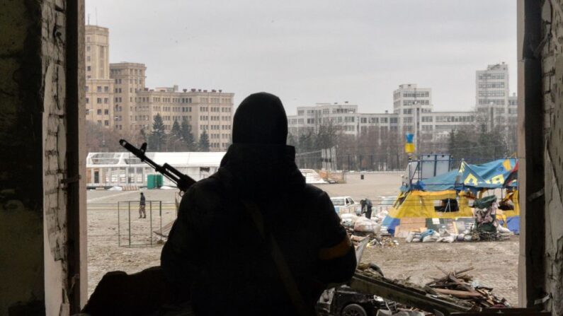 Vista de la plaza fuera del dañado ayuntamiento local de Kharkiv el 1 de marzo de 2022, destruido como resultado del bombardeo de las tropas rusas. (SERGEY BOBOK/AFP vía Getty Images)