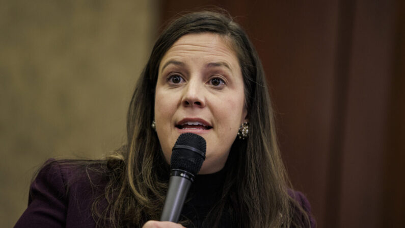 La presidente de la Conferencia Republicana de la Cámara, Elise Stefanik (R-N.Y.), durante un foro organizado por los republicanos de la Cámara, en Washington, el 1 de marzo de 2022. (Samuel Corum/Getty Images)