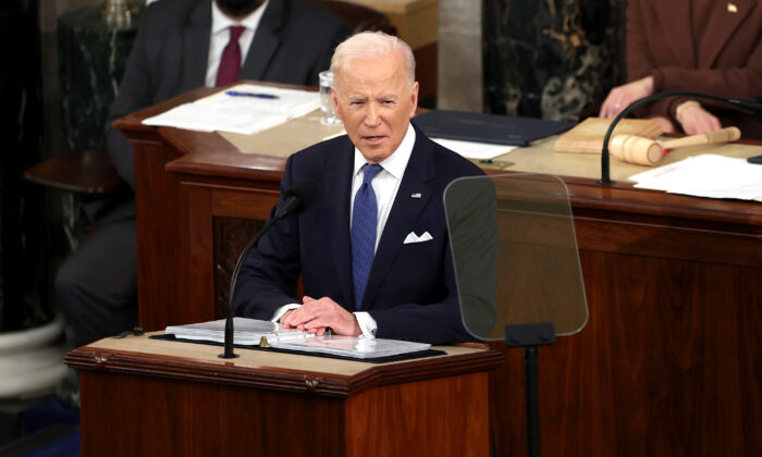 El presidente de Estados Unidos, Joe Biden, da su discurso sobre el Estado de la Unión en el Capitolio de EE.UU., en Washington, el 1 de marzo de 2022. (Julia Nikhinson-Pool/Getty Images)
