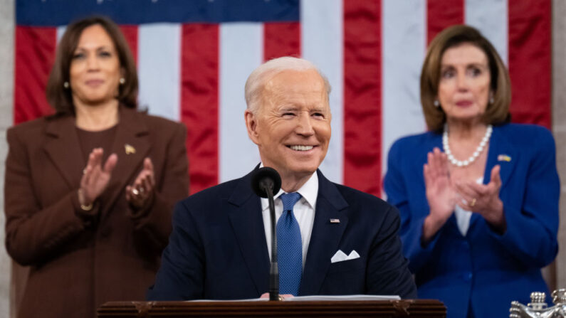 El presidente de Estados Unidos, Joe Biden, pronuncia el discurso sobre el estado de la Unión ante una sesión conjunta del Congreso en la Cámara de Representantes del Capitolio de Estados Unidos el 1 de marzo de 2022 en Washington, DC. (Saul Loeb - Pool/Getty Images)