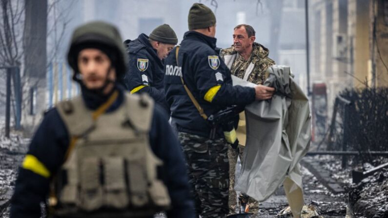 Oficiales de policía examinan el 2 de marzo de 2022 los cuerpos de los transeúntes asesinados en Kiev, Ucrania, en el ataque aéreo de ayer que golpeó la principal torre de televisión de la ciudad. (Dimitar Dilkoff/ AFP vía Getty Images)