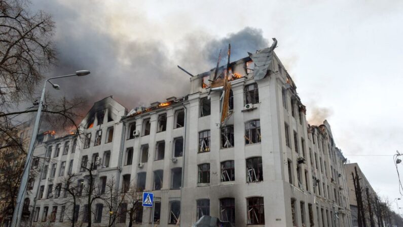 Escenario de un incendio en el edificio del Departamento de Economía de la Universidad Nacional de Karazin Kharkiv, supuestamente alcanzado durante un reciente bombardeo de Rusia, el 2 de marzo de 2022. (SERGEY BOBOK/AFP vía Getty Images)