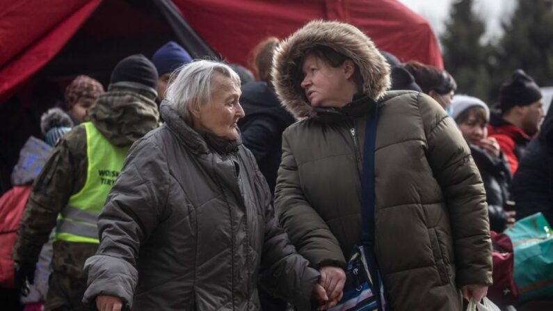 Refugiados de Ucrania llegan al paso fronterizo en Korczowa, Polonia, el 2 de marzo de 2022. (Wojtek Radwanski/AFP vía Getty Images)