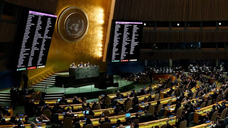 Los delegados votan en la sesión de emergencia de la Asamblea General de la ONU en Nueva York el 2 de marzo de 2022, tras la aprobación de una resolución que condena la invasión rusa a Ucrania. (TIMOTHY A. CLARY/AFP vía Getty Images)