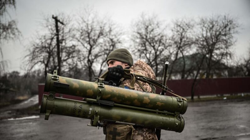 Un soldado ucraniano sostiene un lanzador antitanque en la línea del frente, al noreste de Kiev, el 3 de marzo de 2022.  (ARIS MESSINIS/AFP vía Getty Images)