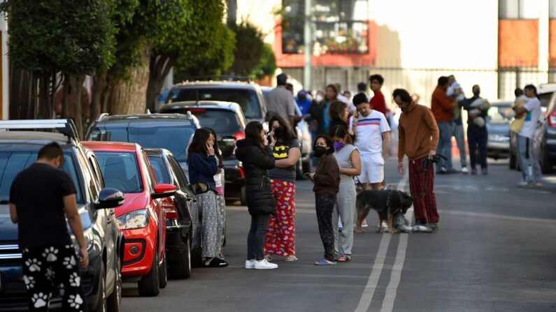 La gente permanece fuera de sus casas después de un terremoto en Ciudad de México, el 3 de marzo de 2022. (ALFREDO ESTRELLA/AFP vía Getty Images)