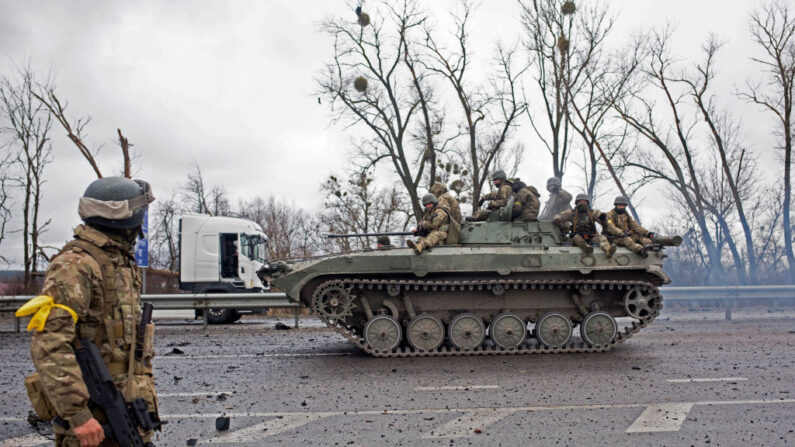 Un APC ucraniano conduce en la carretera el 3 de marzo de 2022 en Sytniaky, Ucrania, al oeste de la capital. (Anastasia Vlasova/Getty Images)