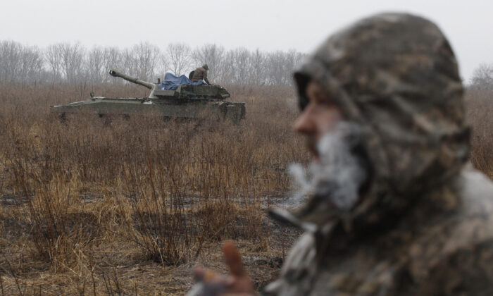 Los militares de las Fuerzas Militares de Ucrania mantienen su posición en la región de Luhansk, el 2 de marzo de 2022. (Anatolii Stepanov/AFP vía Getty Images)
