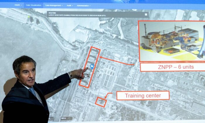 Rafael Grossi, Director General del Organismo Internacional de Energía Atómica (OIEA), señala en un mapa la central nuclear ucraniana de Zaporiyia en Viena, Austria, el 4 de marzo de 2022. (Joe Klamar/AFP vía Getty Images)