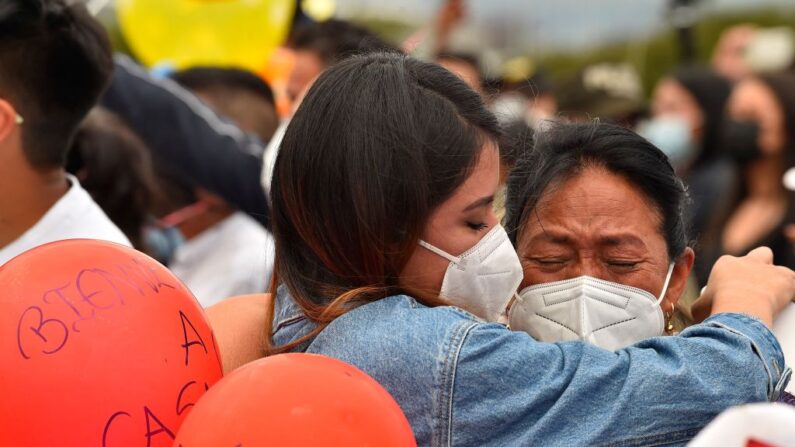 Una estudiante ecuatoriana (I) que huyó de Ucrania es recibida por su madre a su llegada al aeropuerto Mariscal Sucre de Quito el 4 de marzo de 2022. (RODRIGO BUENDIA/AFP vía Getty Images)