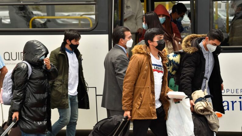 Ecuatorianos que huyeron de Ucrania llegan al aeropuerto Mariscal Sucre de Quito el 4 de marzo de 2022. (RODRIGO BUENDIA/AFP vía Getty Images)