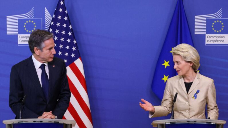 La presidenta de la Comisión Europea, Ursula von der Leyen (der.), saluda al secretario de Estado estadounidense, Antony Blinken, antes de una reunión en Bruselas el 4 de marzo de 2022. (YVES HERMAN/POOL/AFP vía Getty Images)