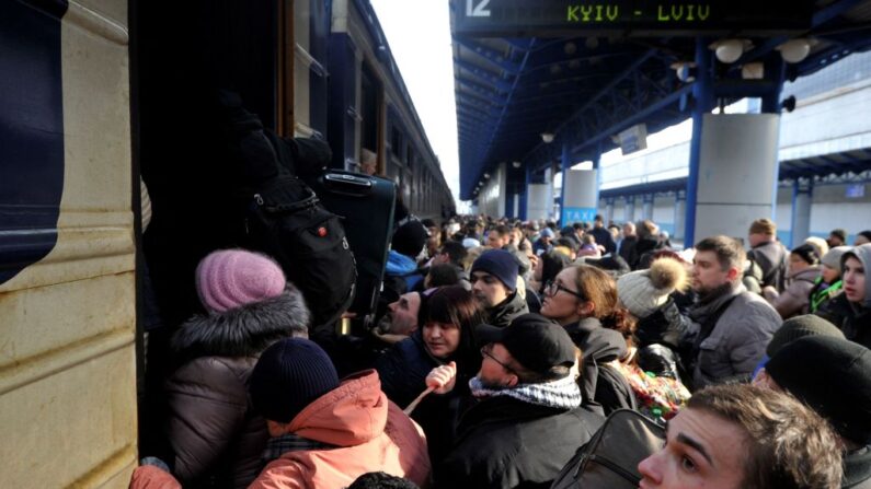 Las personas intentan conseguir un tren de evacuación en la estación central de trenes de Kiev el 4 de marzo de 2022, después de que la planta de energía atómica más grande de Europa, en Zapriyia, fuera atacada y tomada por fuerzas invasoras. (Sergei Chuzavkov/ AFP vía Getty Images)