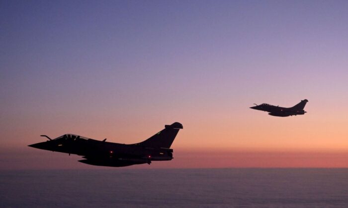 Los aviones de combate Rafale de la Fuerza Aérea Francesa patrullan el espacio aéreo sobre Polonia, el 4 de marzo de 2022, como parte del sistema de vigilancia de la OTAN. (Nicolas Tucat/AFP vía Getty Images)
