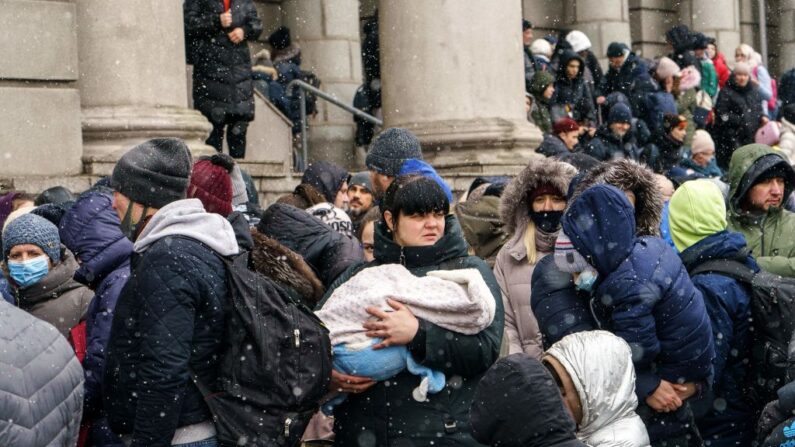 Un grupo de personas trata de acceder a un tren de evacuación en la estación de tren de Dnipro el 5 de marzo de 2022. (EMRE CAYLAK/AFP vía Getty Images)