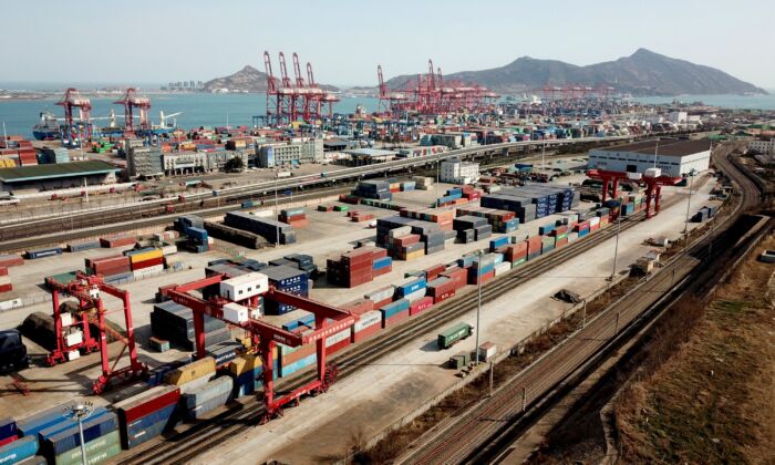 Los contenedores permanecen apilados en un puerto de la ciudad de Lianyungang, en la provincia oriental china de Jiangsu, el 7 de marzo de 2022. (STR/AFP vía Getty Images)