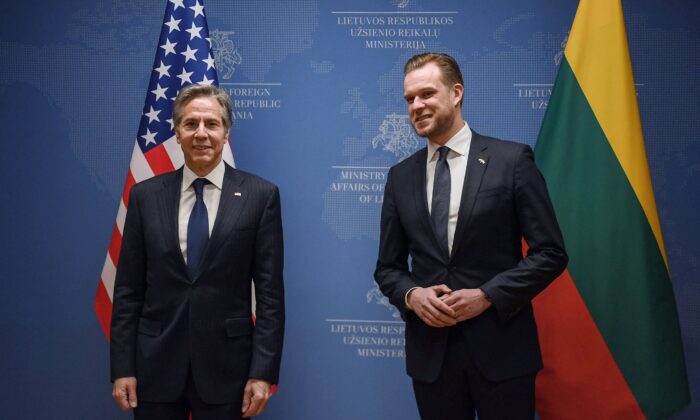 El secretario de Estado de EE.UU., Antony J. Blinken (izq.), se reúne con el ministro de Asuntos Exteriores de Lituania, Gabrielius Landsbergis, en el Ministerio de Asuntos Exteriores en Vilnius, Lituania, el 7 de marzo de 2022. (Olivier Douliery/Pool/AFP vía Getty Images)
