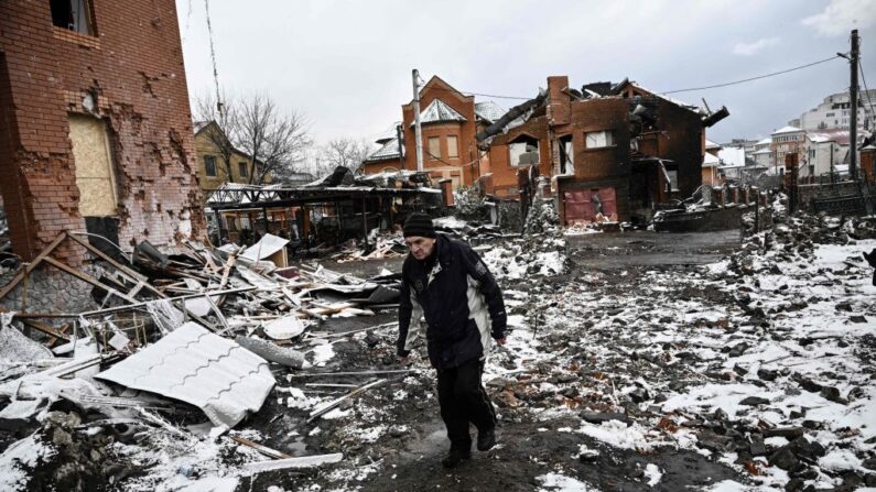 Un hombre camina entre casas destruidas durante los ataques aéreos en la ciudad de Bila Tserkva, en el centro de Ucrania, el 8 de marzo de 2022. (Aris Messinis / AFP vía Getty Images)