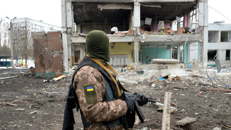 Un miembro de las Fuerzas de Defensa Territorial ucranianas observa los destrozos tras un bombardeo en la segunda ciudad más grande de Ucrania, Kharkiv, el 8 de marzo de 2022. (Sergey Bobok/AFP vía Getty Images)