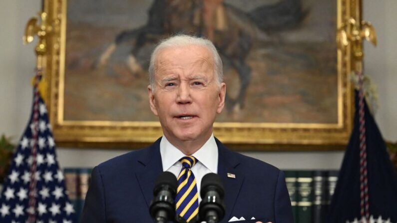 El presidente de Estados Unidos, Joe Biden, anuncia la prohibición de las importaciones estadounidenses de petróleo y gas ruso, el 8 de marzo de 2022, desde la Sala Roosevelt de la Casa Blanca en Washington, DC. (JIM WATSON/AFP vía Getty Images)
