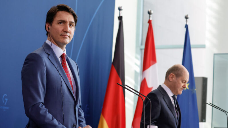 El canciller alemán Olaf Scholz (D) y el primer ministro canadiense Justin Trudeau asisten a una conferencia de prensa después de las conversaciones en la Cancillería el 9 de marzo de 2022 en Berlín, Alemania. (Odd Anderson-Pool/Getty Images)
