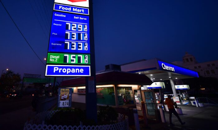 Precios de la gasolina de más de 7 dólares por galón en una gasolinera del centro de Los Ángeles, el 9 de marzo de 2022. (Frederic J. Brown/AFP vía Getty Images)