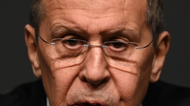 El ministro de Asuntos Exteriores ruso, Sergei Lavrov, ofrece una rueda de prensa tras reunirse con el ministro de Asuntos Exteriores de Ucrania para mantener conversaciones en Antalya, el 10 de marzo de 2022, 15 días después de que Rusia lanzara una invasión militar sobre Ucrania. (Ozan Kose/ AFP vía Getty Images)