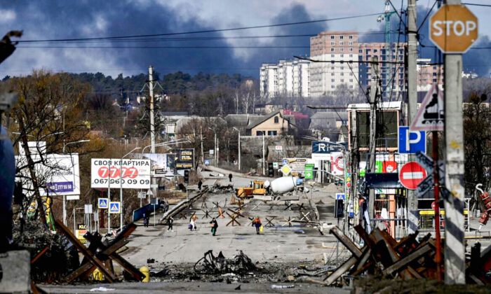 Los residentes evacuan la ciudad de Irpin, al norte de Kiev, Ucrania, el 10 de marzo de 2022. (Aris Messinis/AFP vía Getty Images)