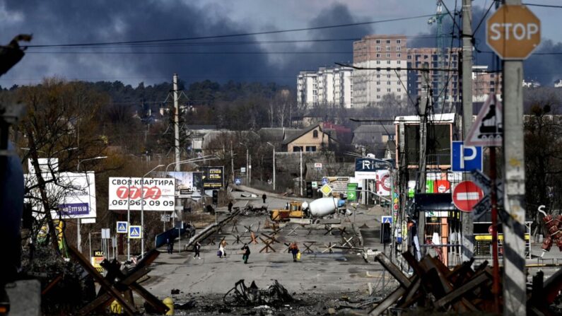 Los residentes evacuan la ciudad de Irpin, al norte de Kiev, Ucrania, el 10 de marzo de 2022. (Aris Messinis/AFP vía Getty Images)
